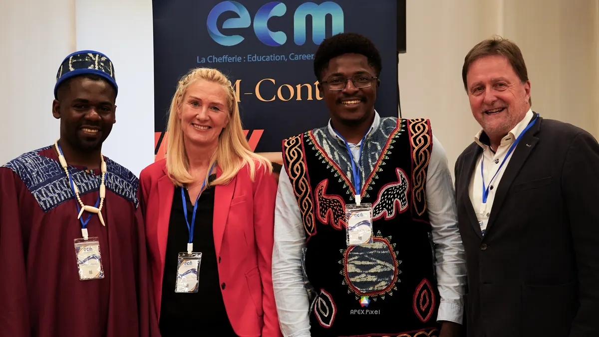 Vier Teilnehmende von ECM Contact 2025 vor dem ECM-Contact-Banner.